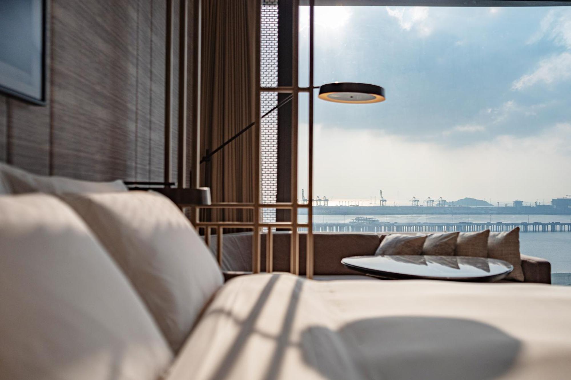 Conrad Shenzhen, The First Art Museum Hotel In Greater Bay Area With The Stunning Bay And Sunset View In The Hotel Terrace Dış mekan fotoğraf