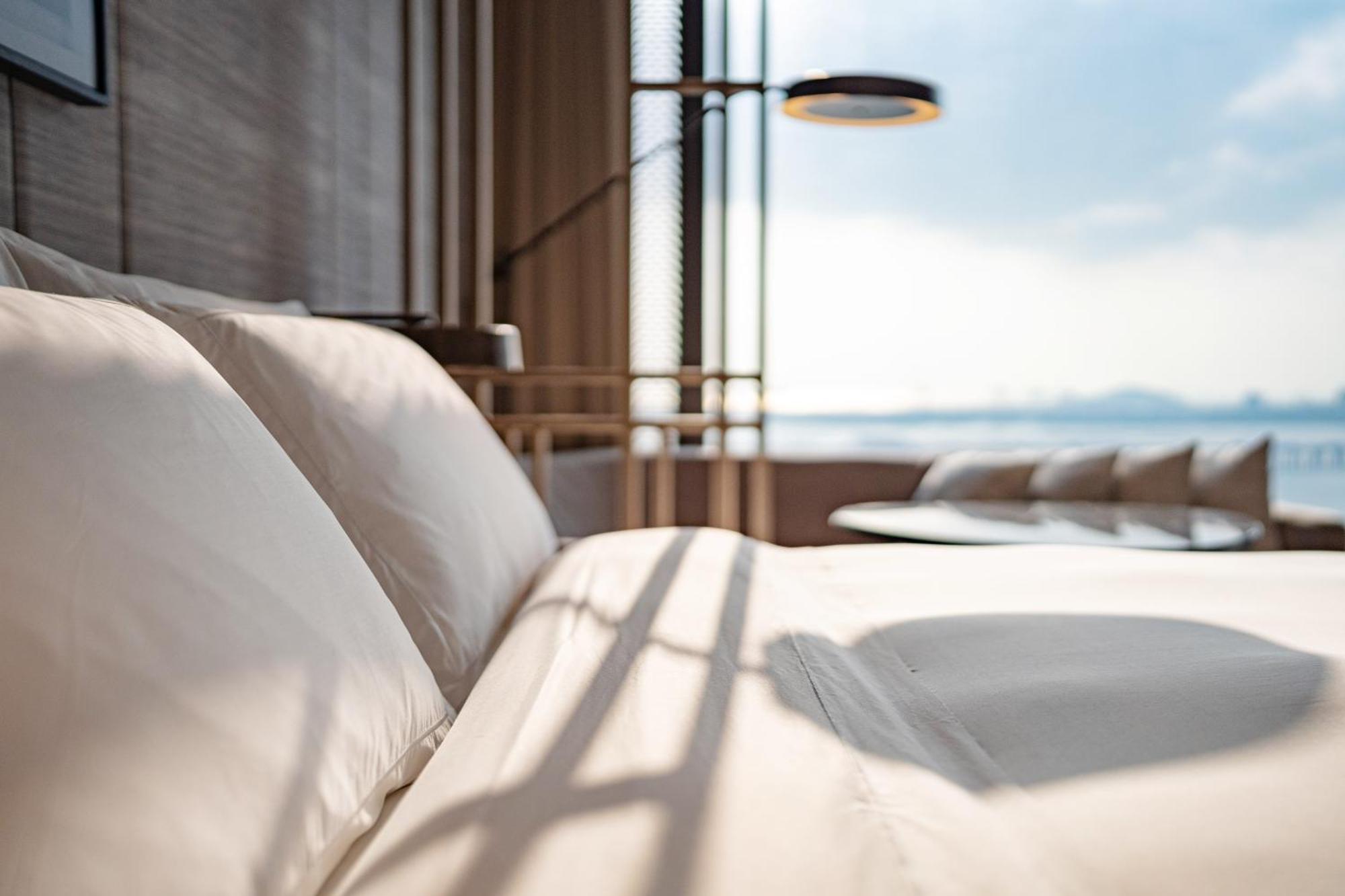 Conrad Shenzhen, The First Art Museum Hotel In Greater Bay Area With The Stunning Bay And Sunset View In The Hotel Terrace Dış mekan fotoğraf